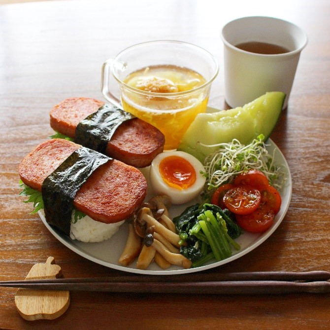 ある日の「スパムおにぎりワンプレート」 ある日の「スパムおにぎりワンプレート」