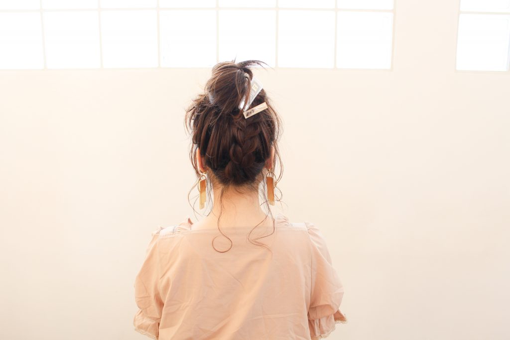 梅雨時期のお団子ヘアの作り方