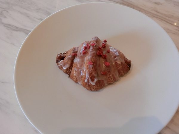 ピエール・エルメ・パリ 青山のプチデジュネ クロワッサン・イスパハン ピエール・エルメ・パリ 青山のプチデジュネ クロワッサン・イスパハン
