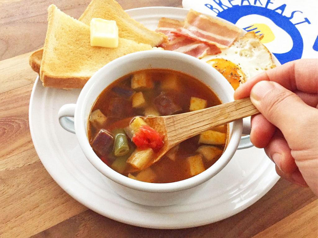 ワンボウルで栄養たっぷり♪火を使わず簡単「夏野菜のサワースープ」