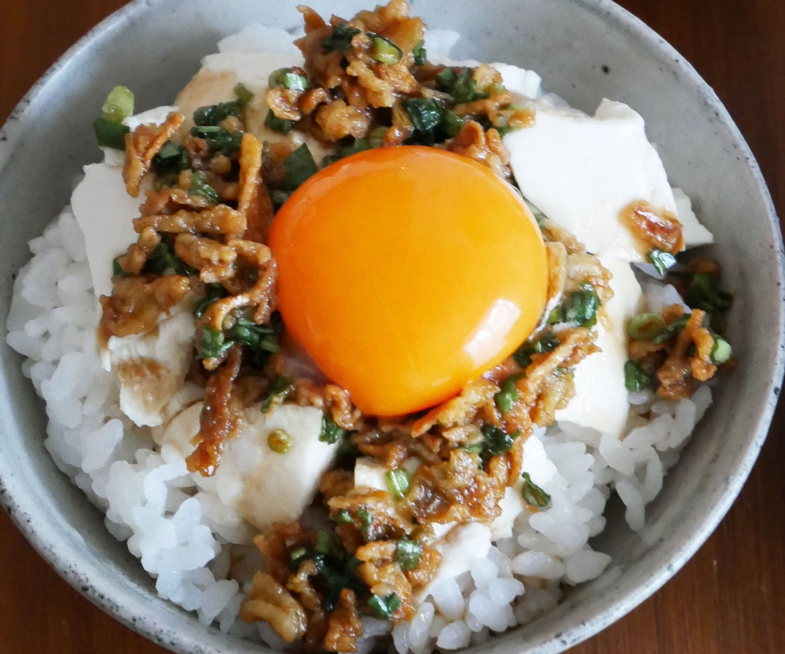 タレにやみつき！市販の○○で簡単さっぱり「豆腐のっけ丼」