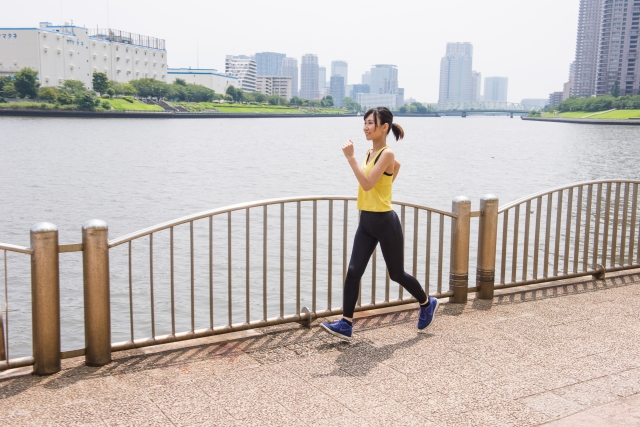 ランニングする女性 ランニングする女性
