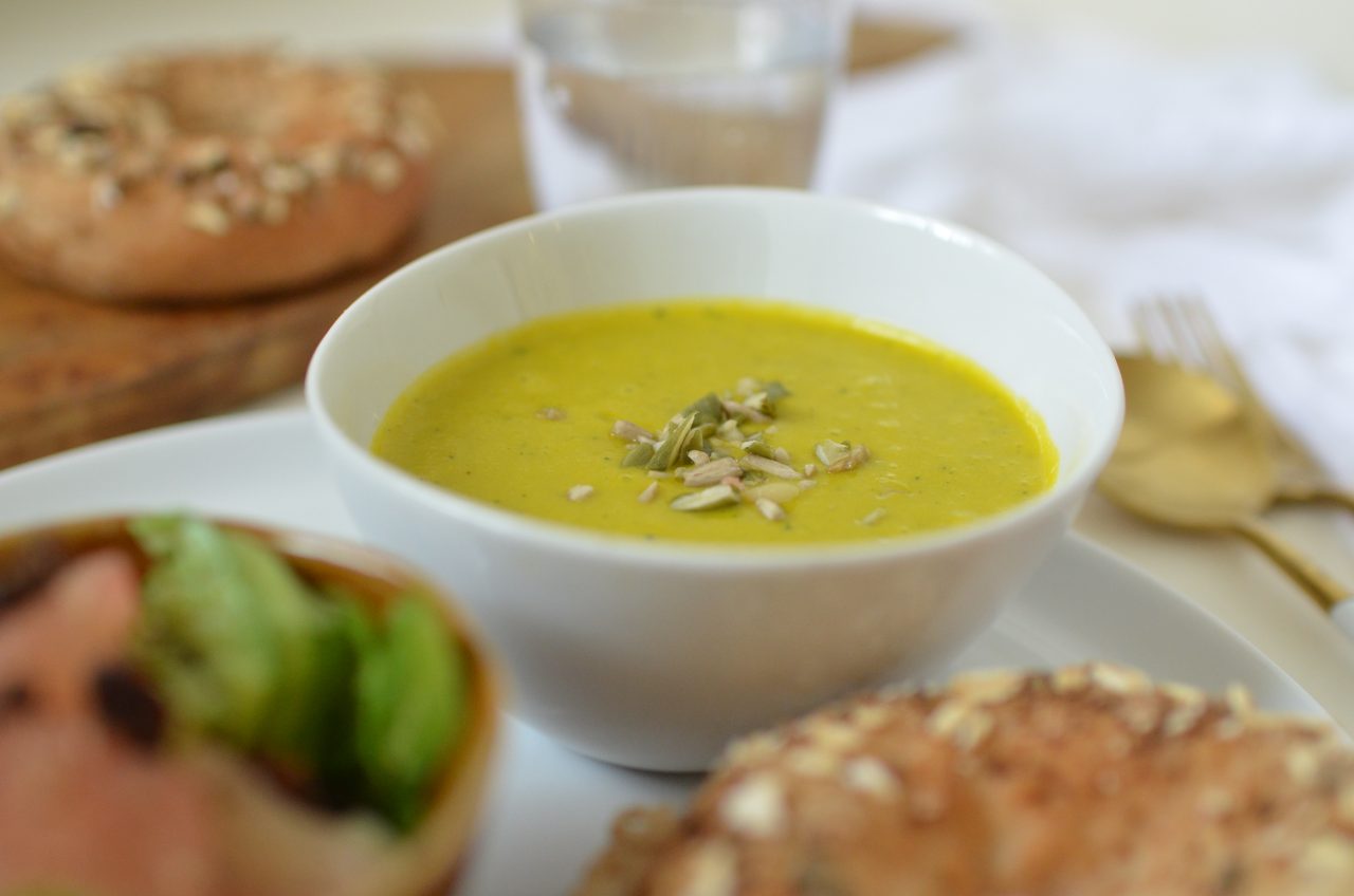 レンジで簡単！煮込む手間いらずの「かぼちゃの豆乳ポタージュ」