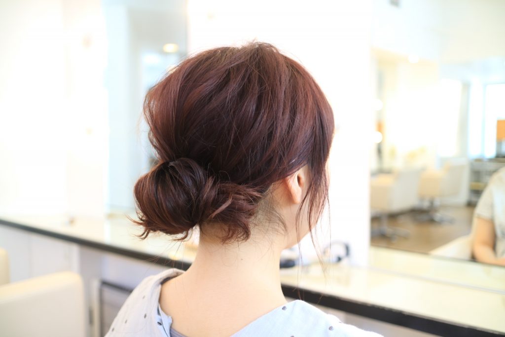 首元スッキリで暑さ軽減!簡単まとめ髪ヘアアレンジ 首元スッキリで暑さ軽減!簡単まとめ髪ヘアアレンジ