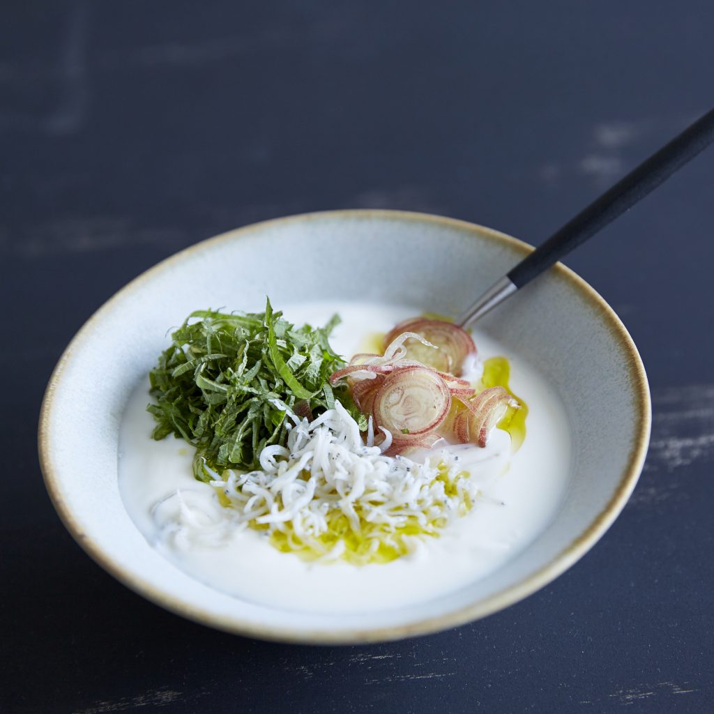 甘くなくてヘルシー♪冷奴みたいな「塩ヨーグルト」の朝ごはん