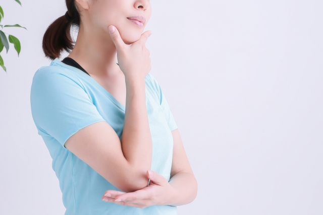 考える女性 考える女性