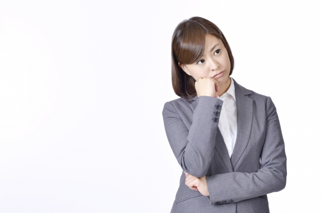悩みながら解決策を考える女性 悩みながら解決策を考える女性