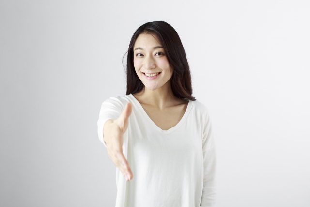 お礼を言い握手を求める女性 お礼を言い握手を求める女性
