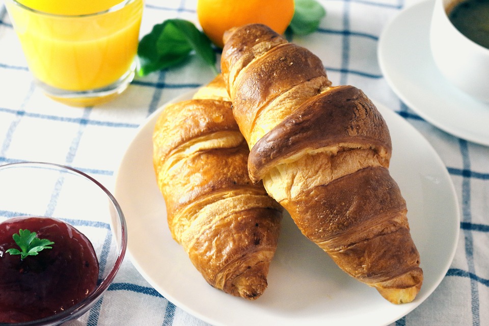 ダイエット中でも食べたい！「太りにくい」パンの食べ方とは