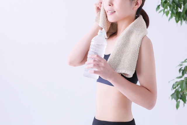 運動で汗をかく女性 運動で汗をかく女性