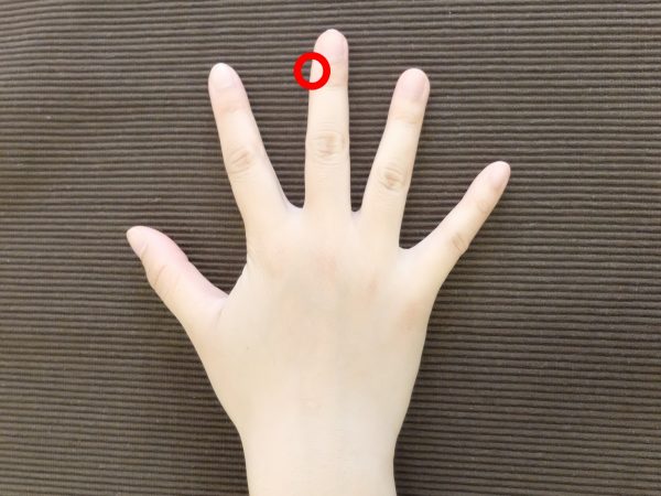 体を目覚めさせる簡単ツボ押し「中衝」 体を目覚めさせる簡単ツボ押し「中衝」