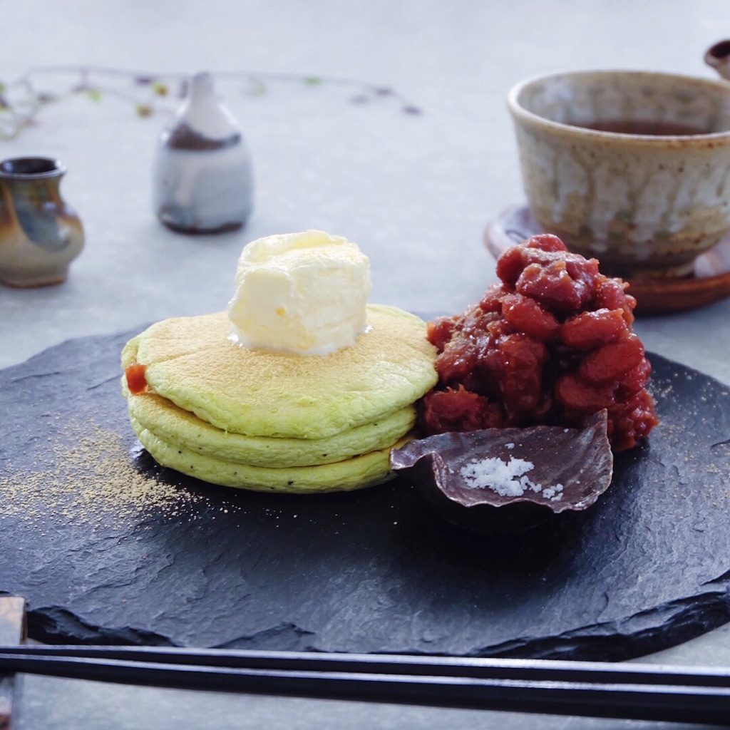お皿選びと空間がコツ。「和」のパンケーキテーブルコーデ お皿選びと空間がコツ。「和」のパンケーキテーブルコーデ