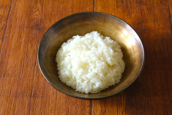 器にご飯を盛る 器にご飯を盛る