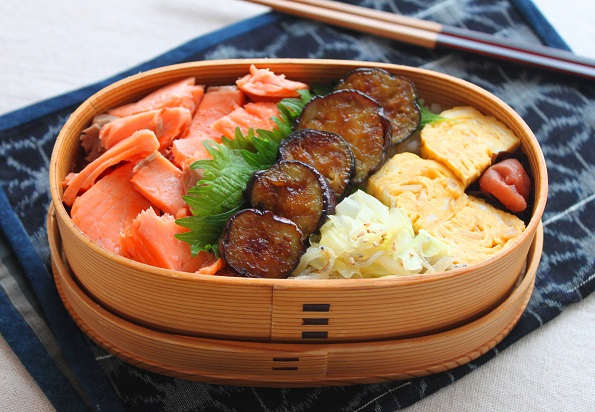 蒸しキャベツのじゃこポン、茄子の照り焼き、塩鮭ほぐし、紅ショウガ入り卵焼き、梅干し。白ごはん。 蒸しキャベツのじゃこポン、茄子の照り焼き、塩鮭ほぐし、紅ショウガ入り卵焼き、梅干し。白ごはん。