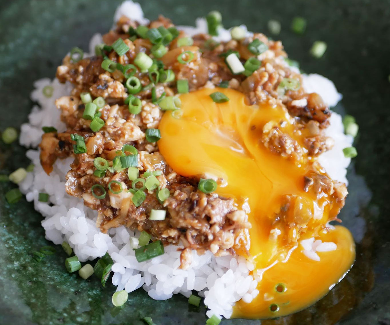 大人気“サバ缶”で味付け簡単！「さばと豆腐のヘルシー丼」