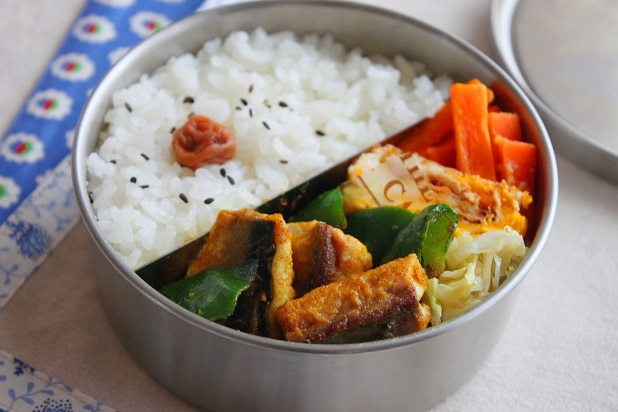 下処理なしの塩さばで簡単！「塩さばとピーマンのカレー粉焼き」のお弁当
