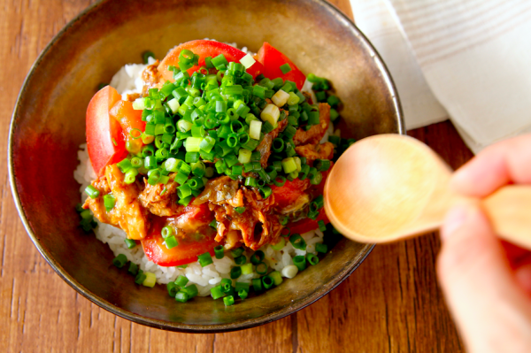 火を使わず5分で簡単!大人気「サバ缶」のネギだくのっけ丼 火を使わず5分で簡単!大人気「サバ缶」のネギだくのっけ丼