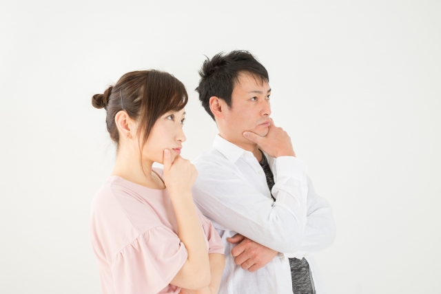 考える男女 考える男女