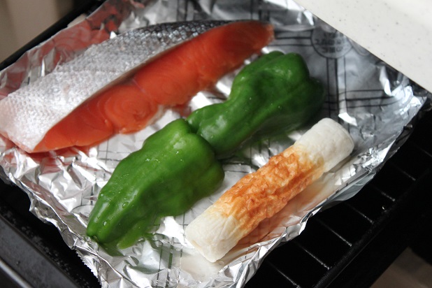 グリルで、塩鮭と一緒にピーマンやちくわを焼く グリルで、塩鮭と一緒にピーマンやちくわを焼く