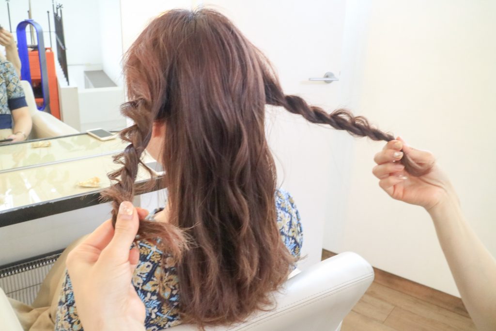 各サイドの髪を2に分けてネジネジします