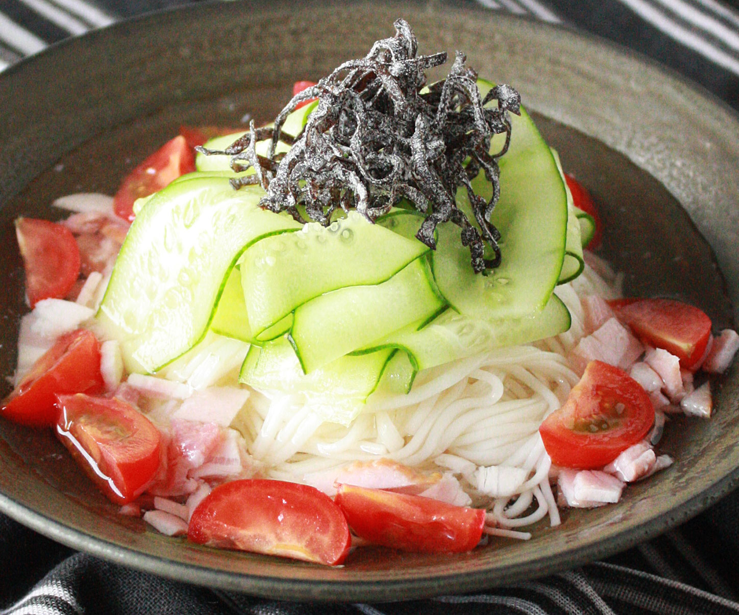 茹でて残ったそうめんを活用！朝でも簡単「サラダそうめん」