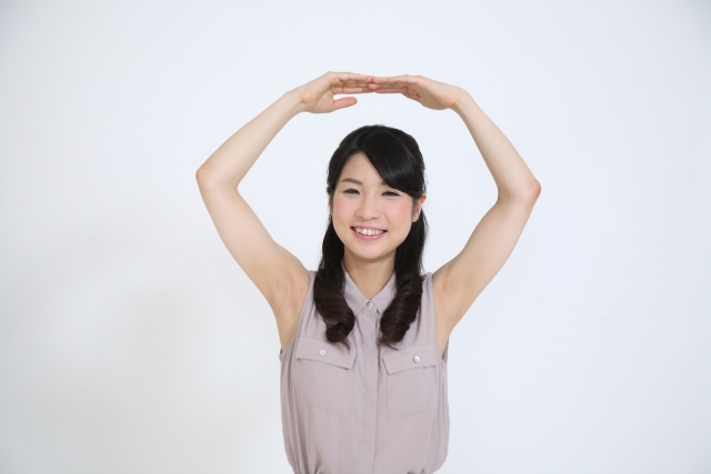 笑顔で○印をだす女性