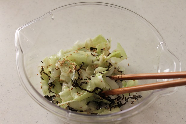 キャベツと塩昆布を和える キャベツと塩昆布を和える