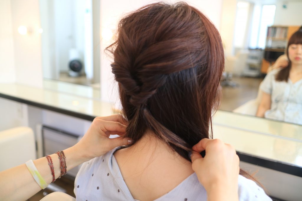 「くるりんぱ」がひと手間で見違える！簡単ヘアアレンジの作り方