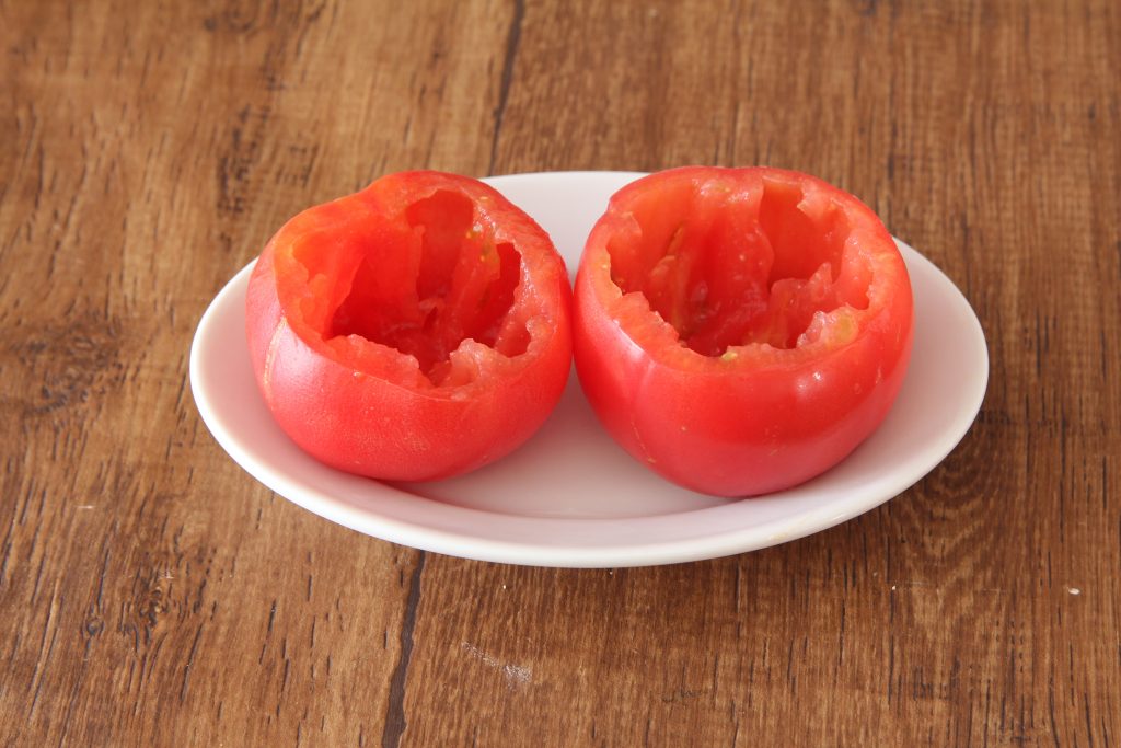 トマトをくり抜く トマトをくり抜く