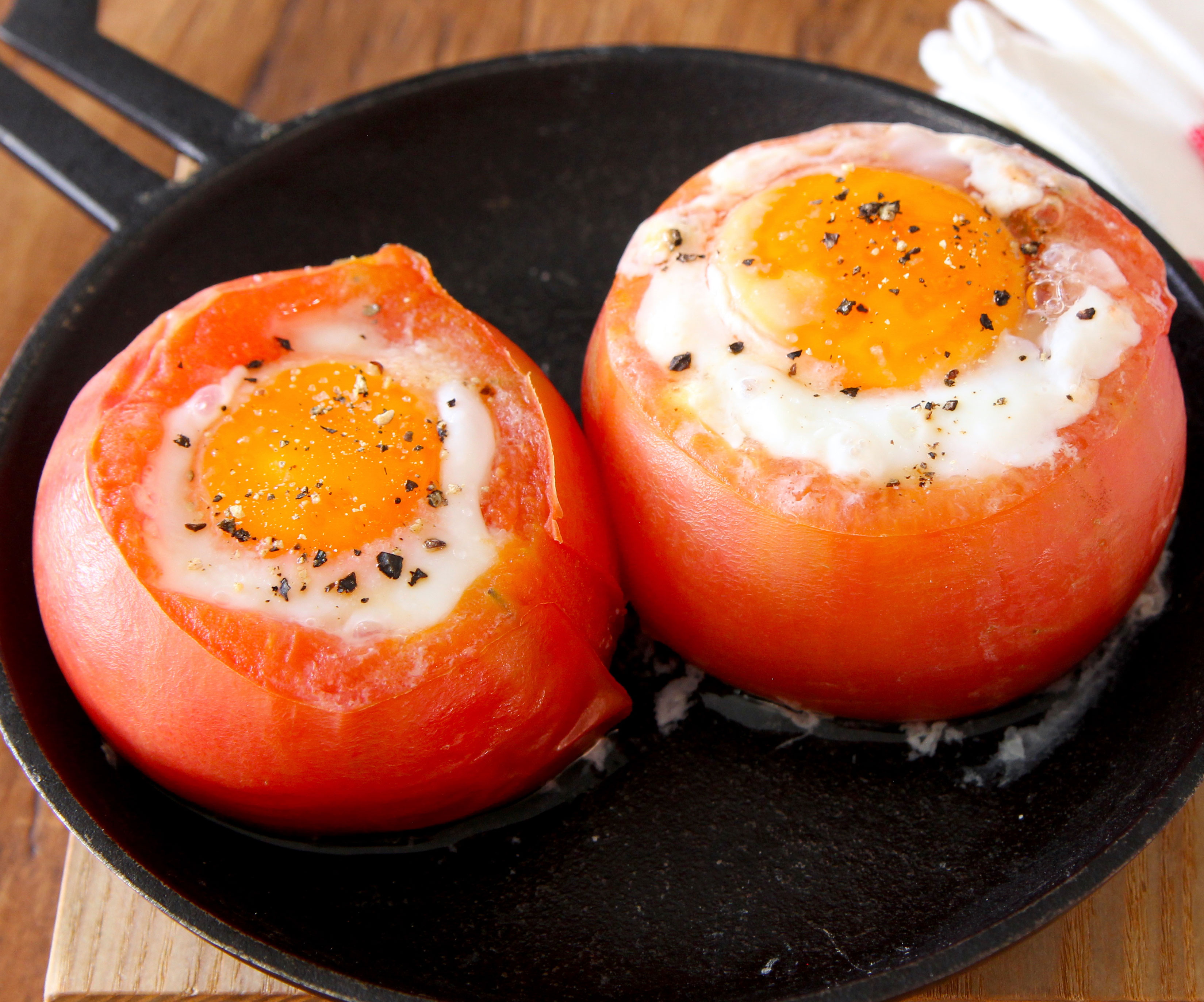 朝の定番がかわいく変身♪トースターで簡単「トマトカップのベーコンエッグ」