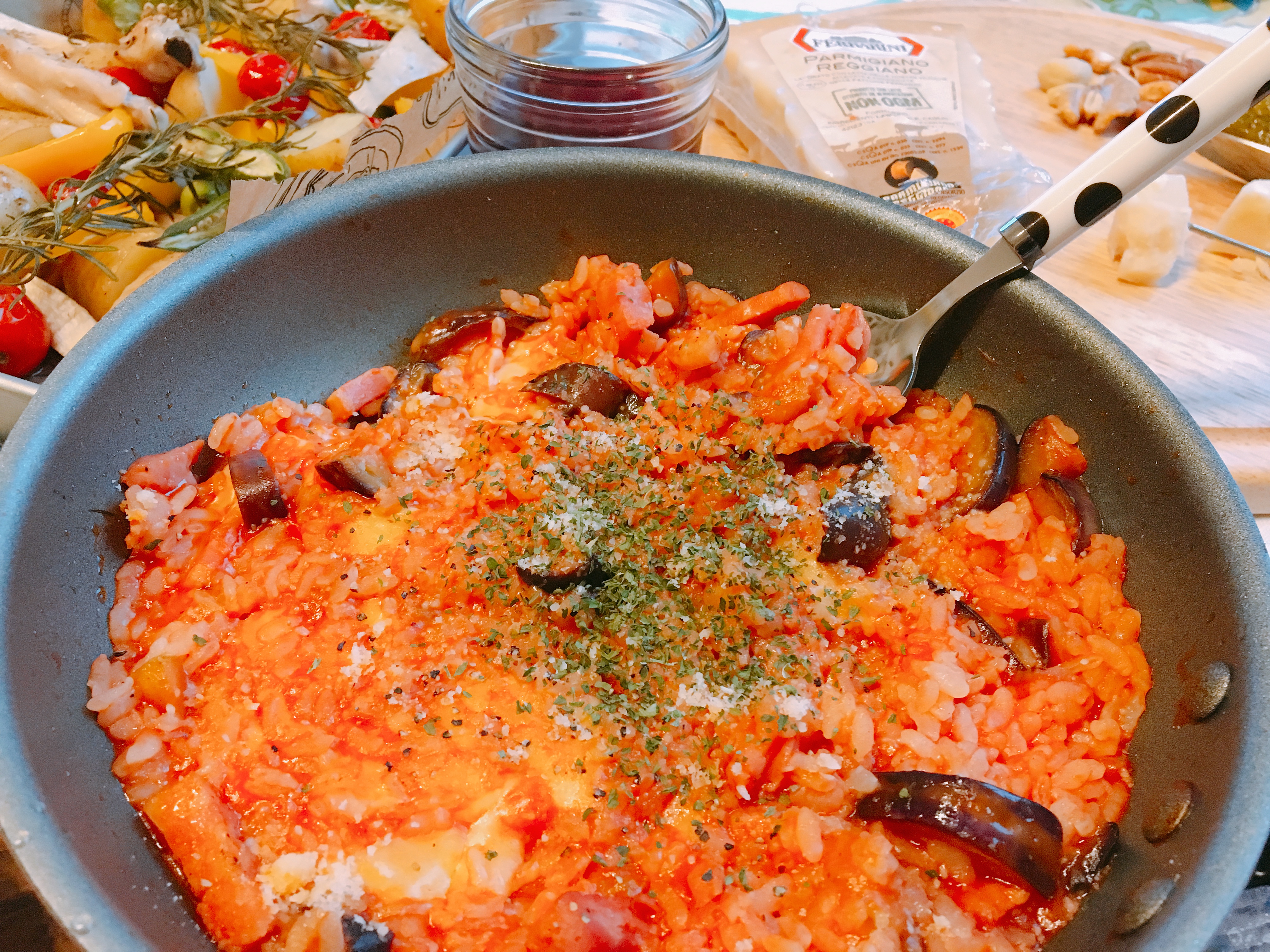 10分でできる絶品朝ごはん！冷やご飯で簡単「トマトチーズリゾット」
