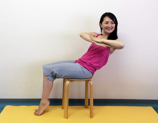 寝る前2分でスッキリ！ぽっちゃりお腹に効く「腰ねじり」ダイエット