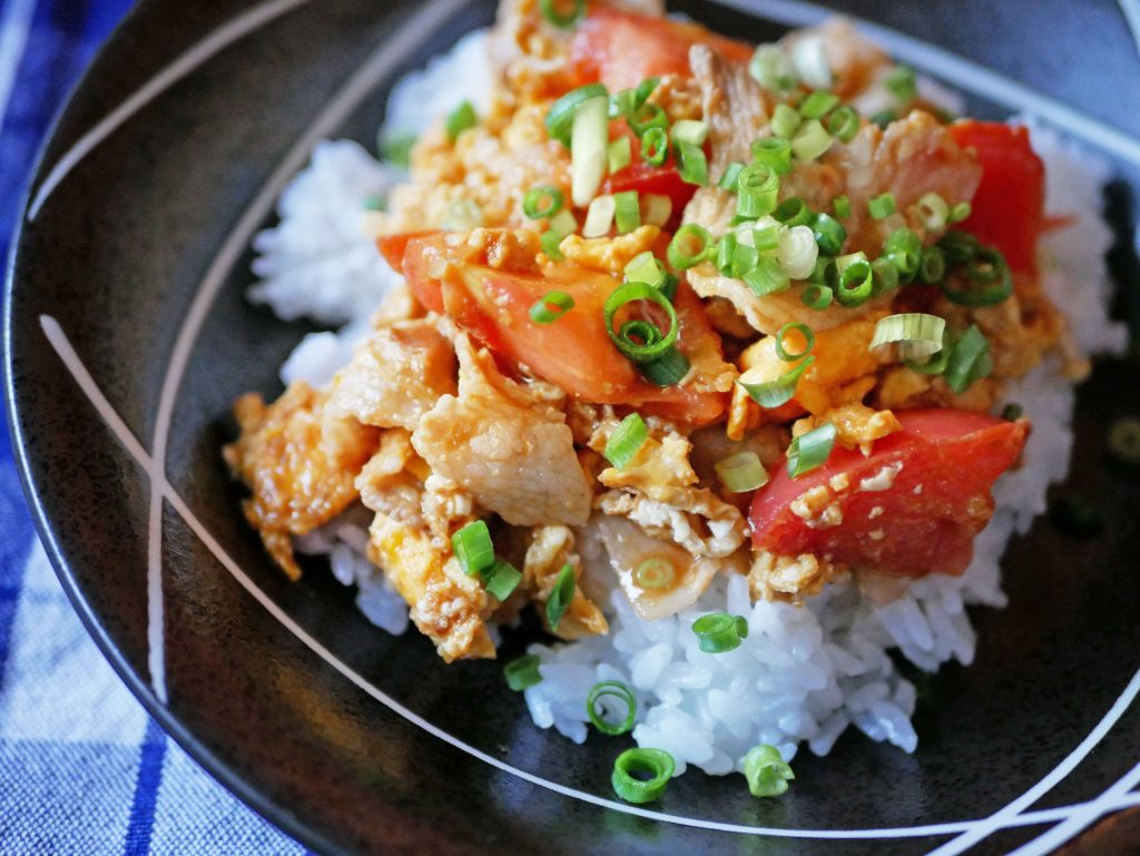 焼肉のたれで簡単!トマトと卵でおいしい「トマタマ丼」 焼肉のたれで簡単!トマトと卵でおいしい「トマタマ丼」
