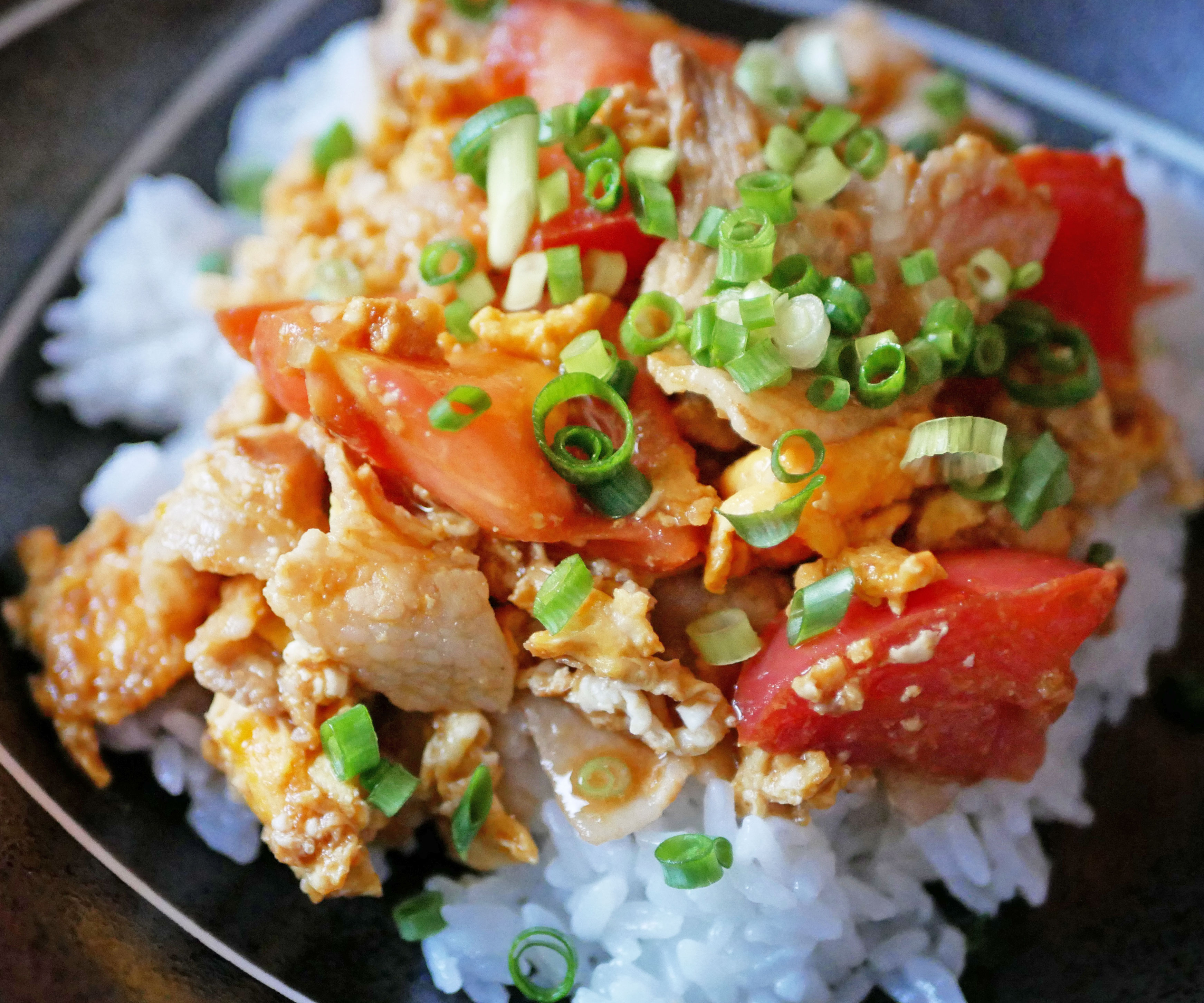 焼肉のたれでラクラク！トマトと卵で簡単「トマタマ丼」