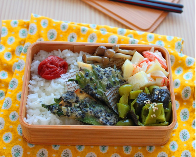 塩鮭の大葉巻き、ピーマンと海苔のナムル、かにかまとじゃがいものサラダ、しめじ煮、白ごはんと梅干し 塩鮭の大葉巻き、ピーマンと海苔のナムル、かにかまとじゃがいものサラダ、しめじ煮、白ごはんと梅干し