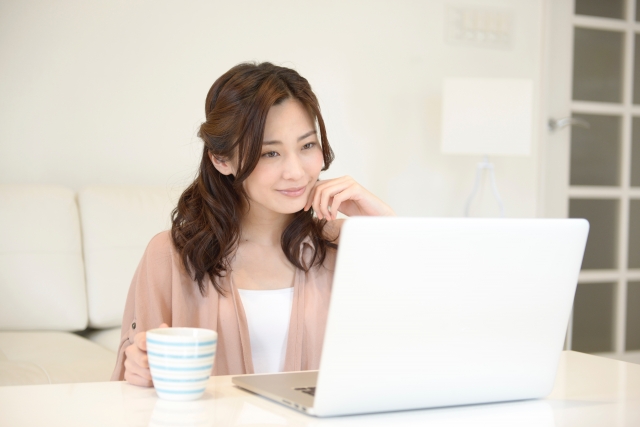 PCの画面を眺める女性 PCの画面を眺める女性