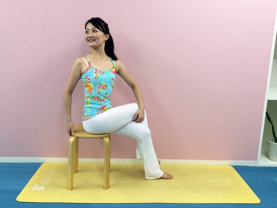暑くてもラクラク♪ 椅子に座ったまま簡単「お腹痩せ」ストレッチ