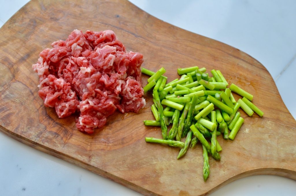 ミニアスパラと牛肉を細かく切る。