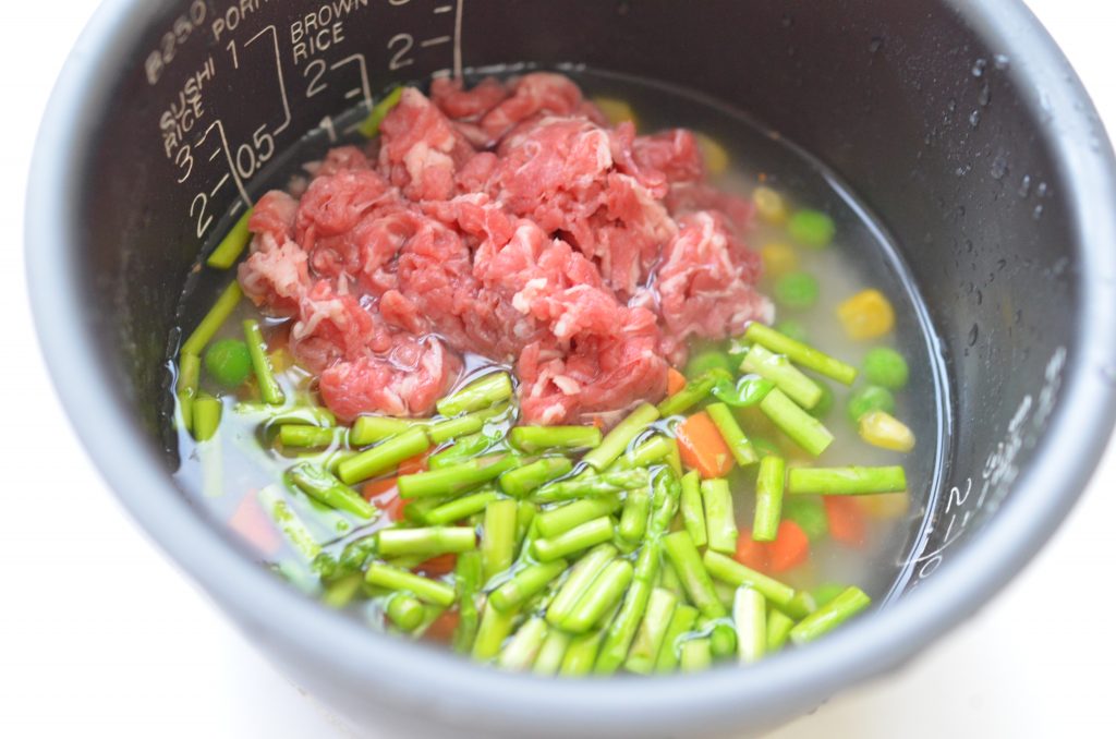 水加減は1合にあわせてから、材料をすべて入れて炊飯する。