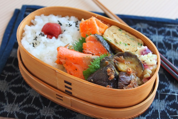 火を使わず簡単調理！「レンジ蒸し茄子のおかか醤油」のお弁当