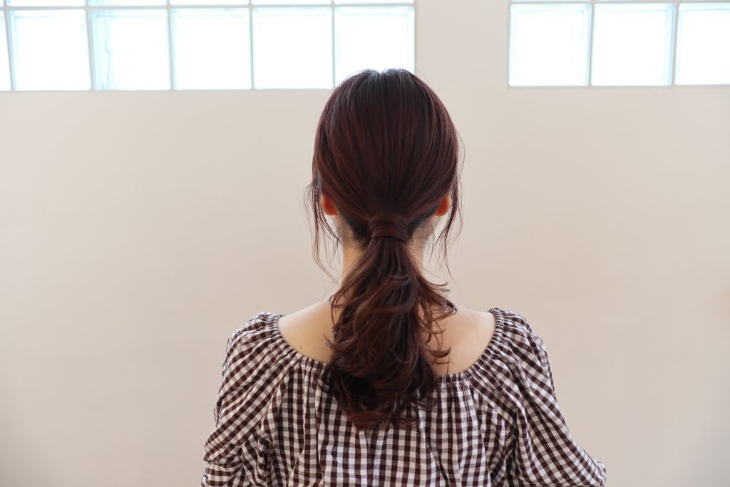 低い位置の「ローポニーテール」で大人っぽく