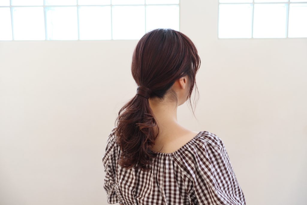 低い位置の「ローポニーテール」で大人っぽく