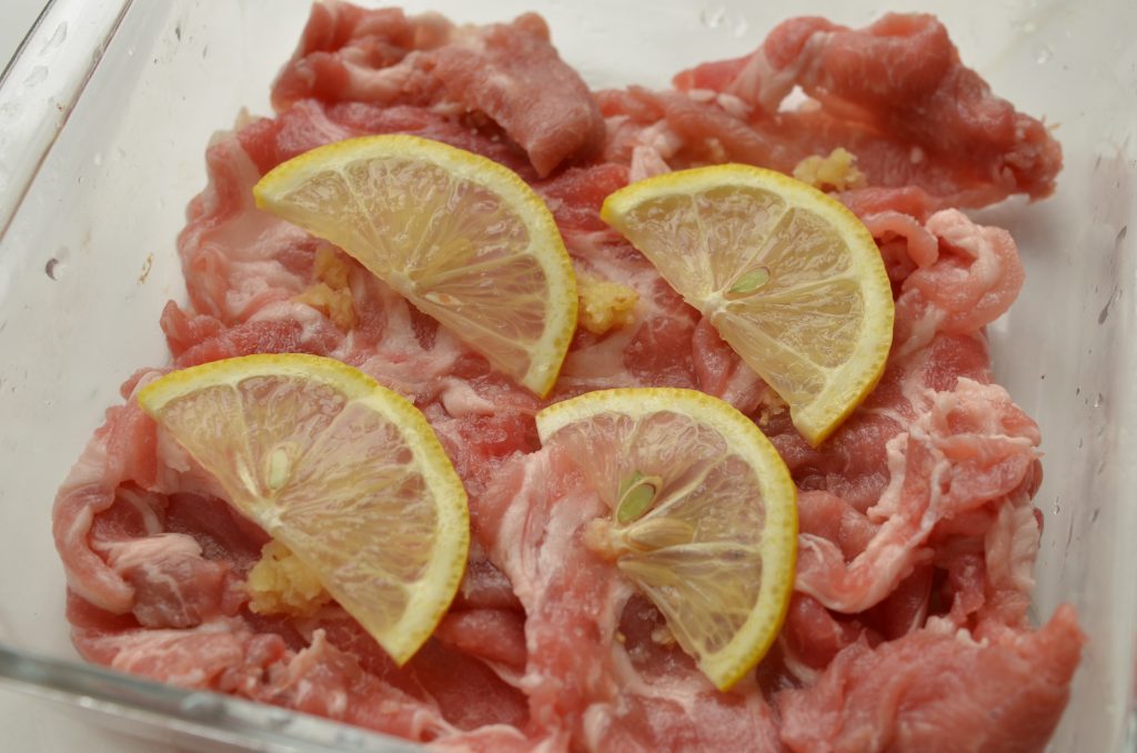 豚肉にレモン、しょうがをのせる 豚肉にレモン、しょうがをのせる