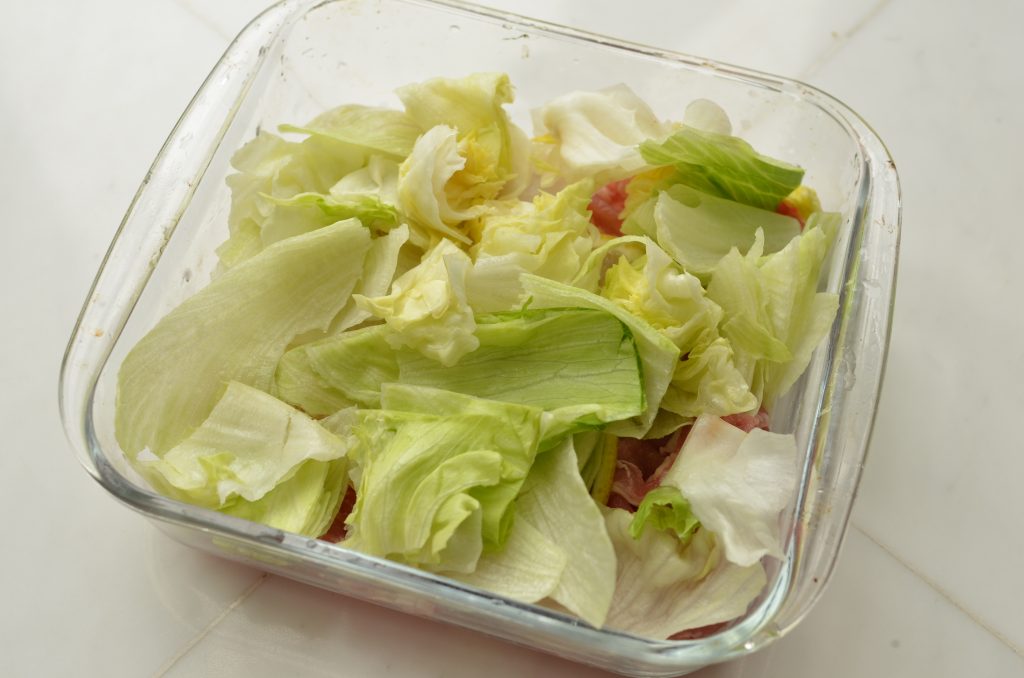 レタスと豚肉を加熱する レタスと豚肉を加熱する