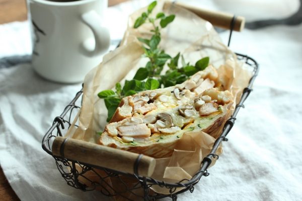 きのこのマリネをはさむだけ！「ホットサンド」