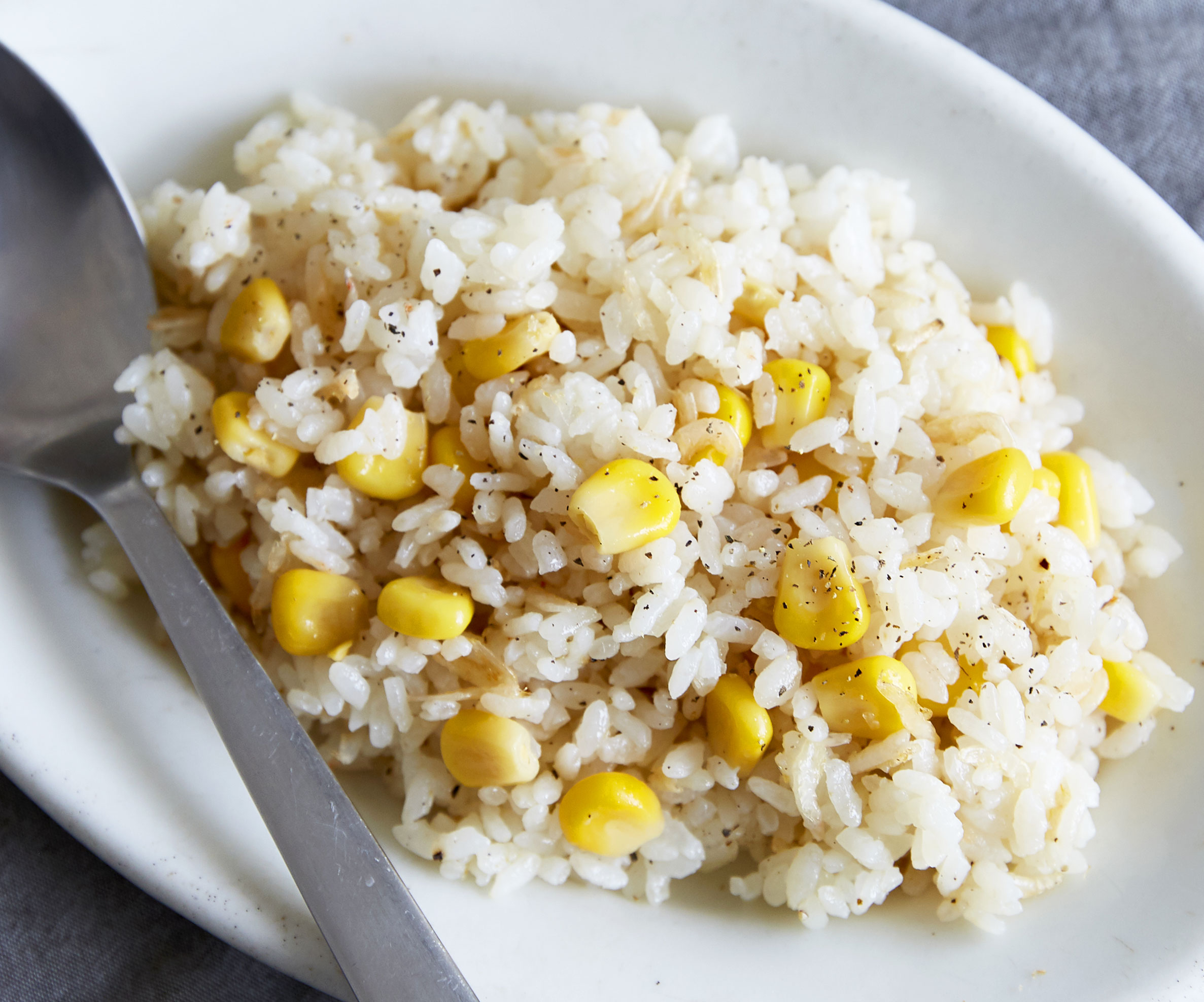 火を使わず簡単！干しエビとコーンの「炒めないチャーハン」