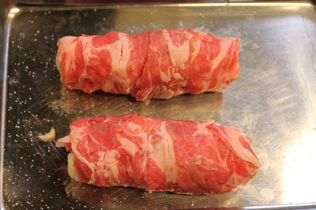 豚肉を2つに分けて、ちくわを置いて巻き、軽く塩をふる 豚肉を2つに分けて、ちくわを置いて巻き、軽く塩をふる