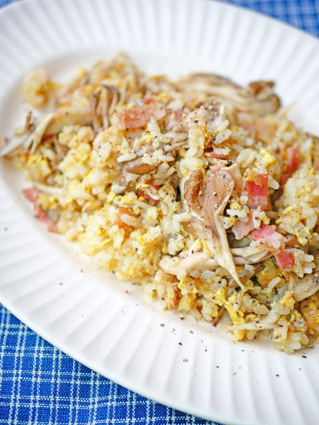 マヨネーズが隠し味！お手軽おいしい「まいたけとベーコンの炒めごはん」