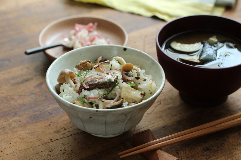 きのこのマリネでつくる簡単「混ぜご飯」