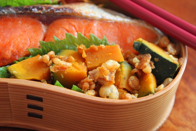 簡単レンジおかず!「かぼちゃの揚げ玉和え」のお弁当 簡単レンジおかず!「かぼちゃの揚げ玉和え」のお弁当